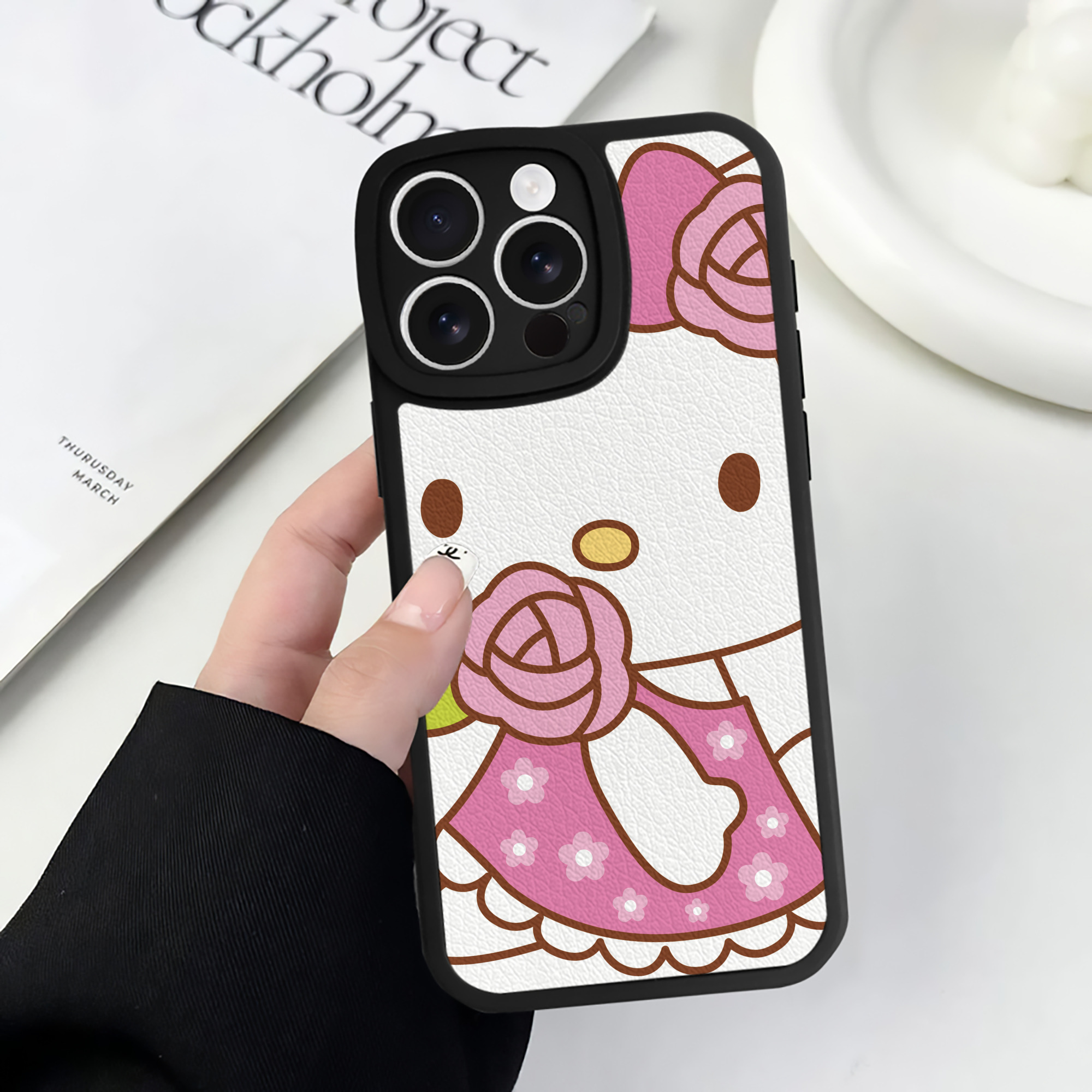 （画像用） Hello Kitty ハローキティ 【iPhone 16シリーズ対応】シリコンスマホケース（レザー調） 材質：シリコン